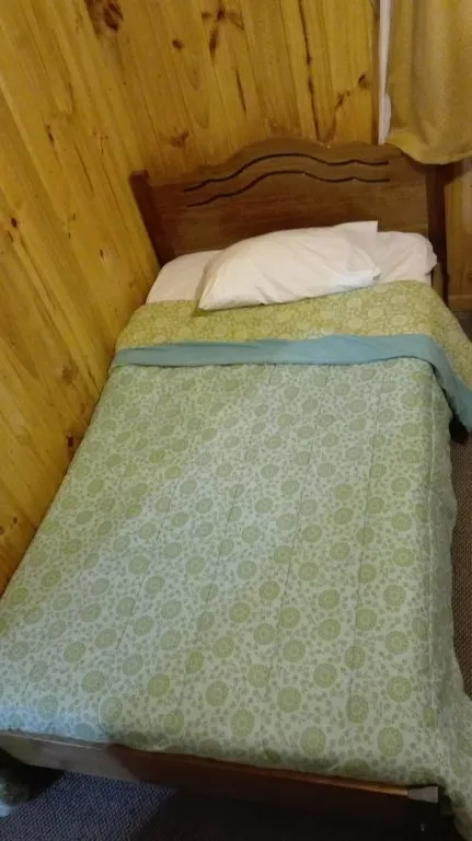 Dormitorio con camarote de madera para niños en cabaña de Jardín Salto del Laja